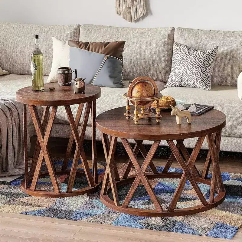 Table d'appoint style ferme ; plateau rond rustique, pieds en X.