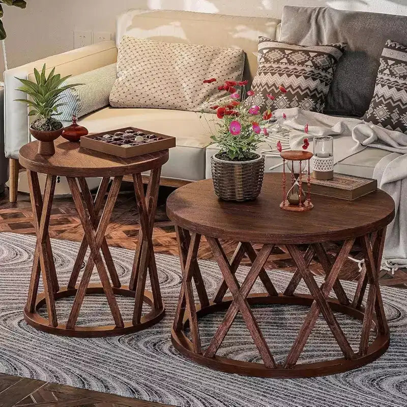 Table d'appoint style ferme ; plateau rond rustique, pieds en X.