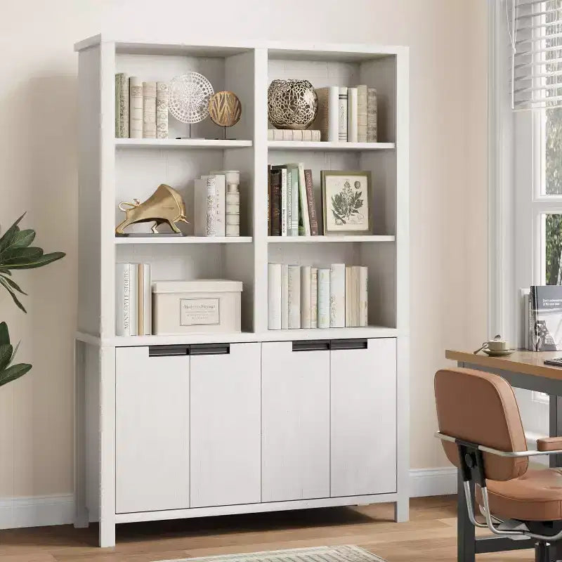 Bibliothèque de style campagnard avec portes ; étagères réglables