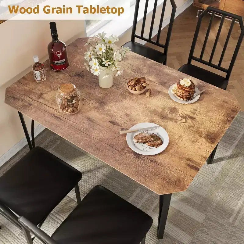 Une table de salle à manger rectangulaire et quatre chaises de salle à manger rembourrées