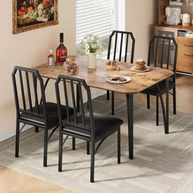 Une table de salle à manger rectangulaire et quatre chaises de salle à manger rembourrées