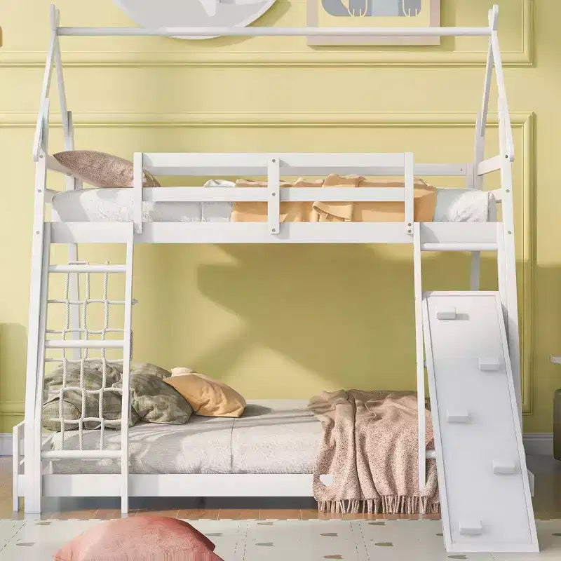Lit superposé en bois avec barrières de sécurité, adapté aux enfants et aux adolescents.