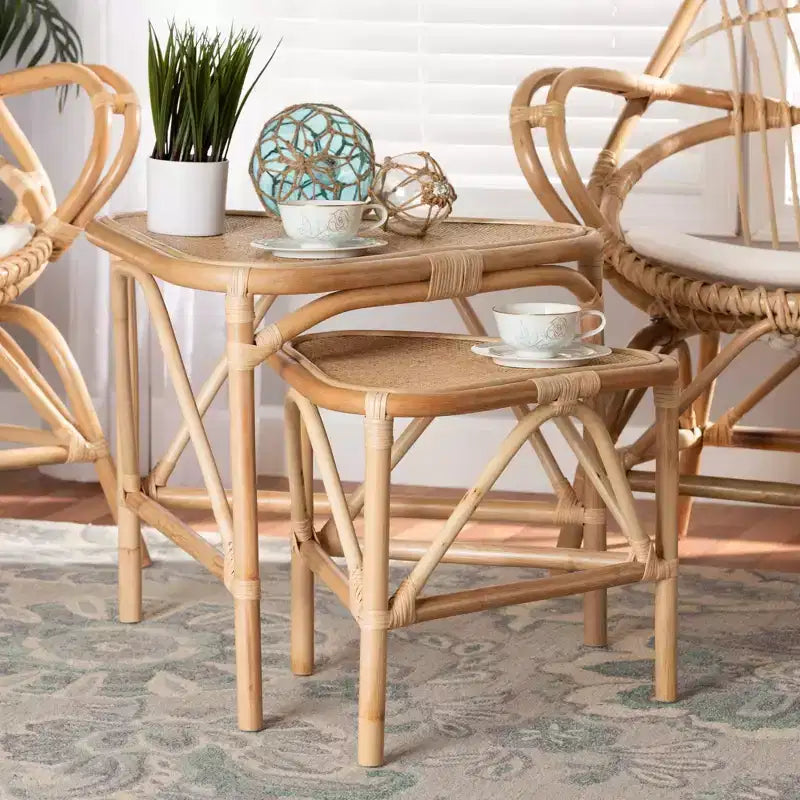 Table d'appoint. Table gigogne triangulaire fabriquée à la main