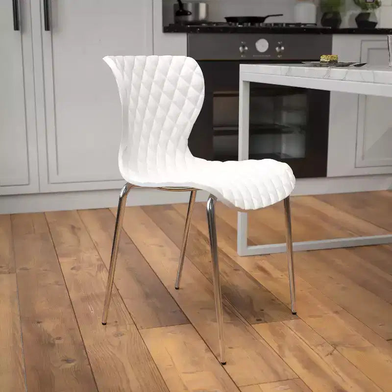 Chaise empilable en plastique au design moderne