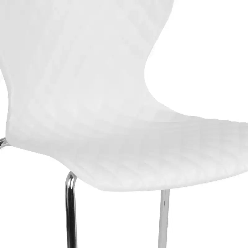 Chaise empilable en plastique au design moderne