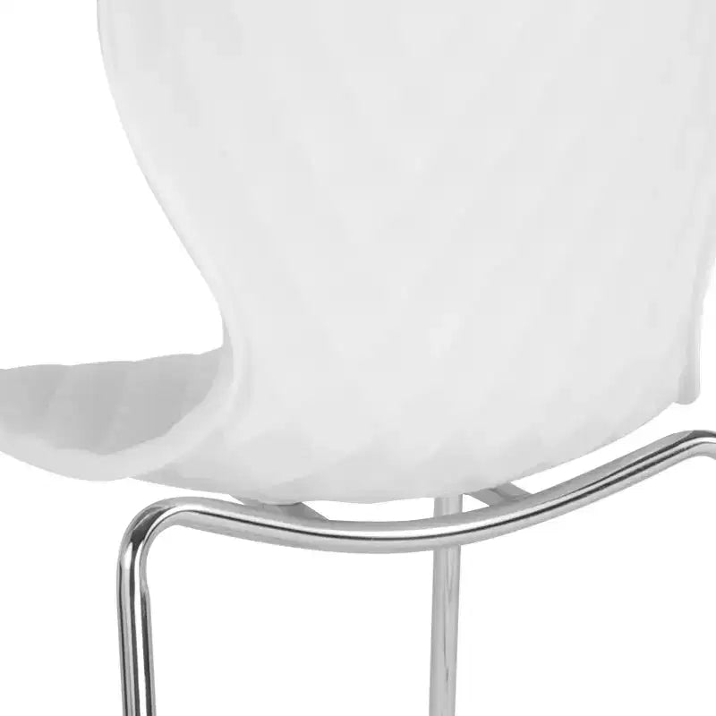 Chaise empilable en plastique au design moderne